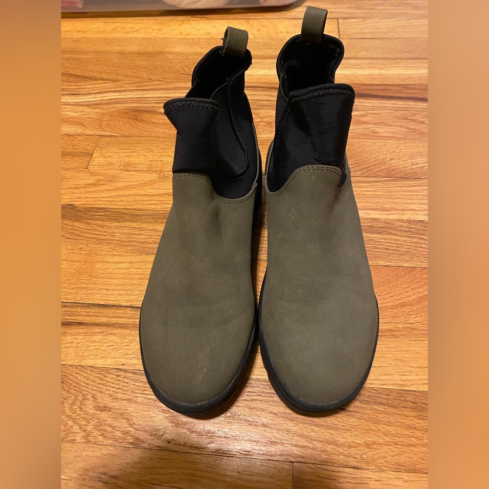Barely worn 
Brand- Urban outfitter Chelsea boot
Size 8